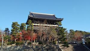 een pagode met een trap voor een gebouw bij Guest House Nishimura - Vacation STAY 13438 in Kyoto