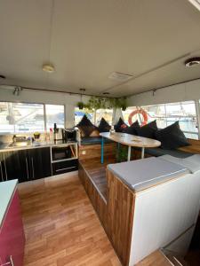 - Cocina de un barco con mesa y barra en The Floating Home, en Barcelona