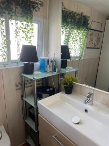 bagno con lavandino e specchio di The Floating Home a Barcellona