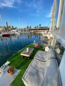 un ponte di una barca con tavolo e alcune barche di The Floating Home a Barcellona