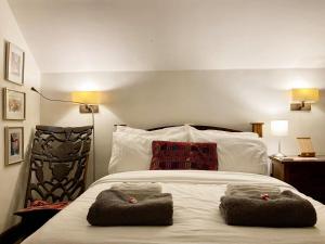ein Schlafzimmer mit einem Bett mit zwei Handtüchern darauf in der Unterkunft Brookside Cottage in Adforton