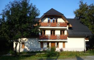 una casa con un balcón en el lateral. en Willa Alicja, en Ustroń