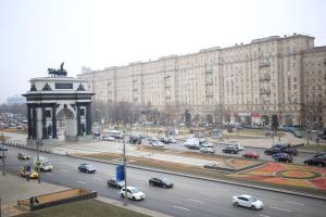 una concurrida calle de la ciudad con un gran edificio y tráfico en Kruazi on Kutuzovsky, en Moscú