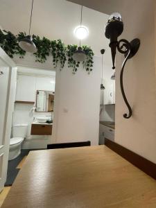 una cocina con una mesa con una luz en la pared en Casa Rural Villa Leire en pleno corazón del Valle Ricote, en Blanca