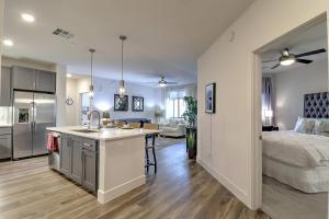 een keuken en een woonkamer met een bed en een keuken en een woonkamer bij Exquisite Home-Walk Score 81-Shopping District-King Bed-Parking -G3021 in Scottsdale