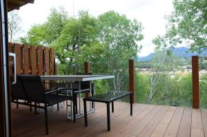 un patio con mesa y sillas en una terraza en CAMPING DE BESALU en Besalú