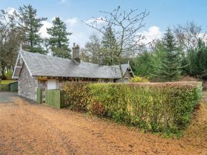 an old house on a dirt road next to a hedge at Barjols Cottage - Uk30096 in Wiston