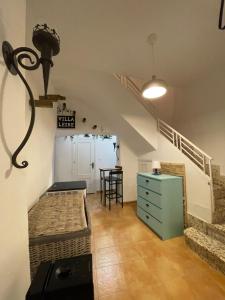 Habitación con cama, escritorio y escalera. en Casa Rural Villa Leire en pleno corazón del Valle Ricote, en Blanca