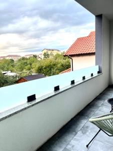 einen Blick vom Balkon eines Hauses mit einem Stuhl in der Unterkunft AM Apartments 13 Timisoara in Timişoara