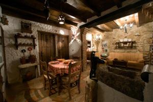 cocina con mesa y sala de estar en Casa Rural Margarita II, en Montánchez