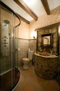 une salle de bain avec une douche, des toilettes et un lavabo dans l'établissement Casa Rural Margarita II, à Montánchez