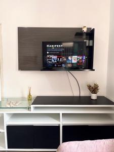 En TV eller et underholdningssystem på Apartamento aconchegante com ar condicionado - Frade, Angra dos Reis