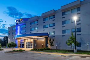 un edificio de oficinas con el letrero go en él en GLō Best Western Lexington en Lexington