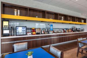 A restaurant or other place to eat at GLō Best Western Lexington