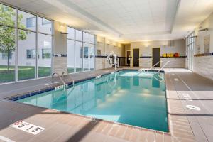 The swimming pool at or close to GLō Best Western Lexington
