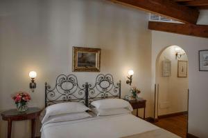 Łóżko lub łóżka w pokoju w obiekcie Hotel Mulino di Firenze - WorldHotels Crafted