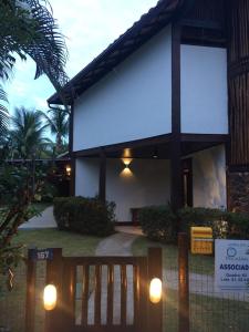 プライア・ド・フォルテにあるCasa Thaiの前に柵がある家