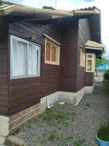 ein Haus mit zwei seitlichen Fenstern in der Unterkunft Cantinho da Tete in São Francisco de Paula