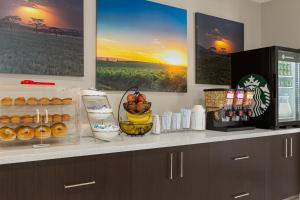 Příslušenství pro přípravu čaje a kávy v ubytování Days Inn & Suites by Wyndham Greater Tomball