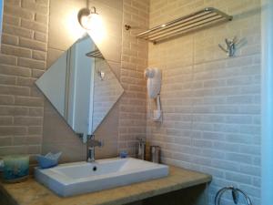 ネオ・イティロにあるElezarのバスルーム(鏡付き洗面台、電話付)