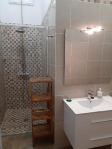 Kúpeľňa v ubytovaní Schöne Wohnung in Puerto de la Cruz mit Garten.