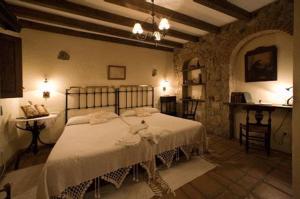 1 dormitorio con 1 cama grande en una habitación en CASA RURAL MARGARITA I, en Montánchez