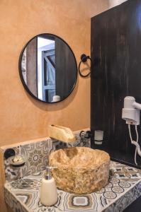 a bathroom with a sink and a mirror at Habitaciones Colonial Zaci in Valladolid