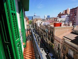 Blick auf eine Stadtstraße mit Gebäuden in der Unterkunft Valladolid 19 in Barcelona