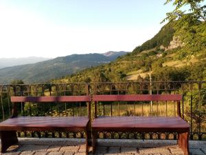 a wooden bench sitting on top of a hill at Casa Rosi - Loft tra i monti di Roccaraso in Rionero Sannitico