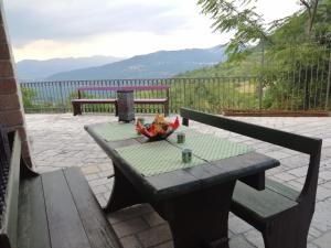 a picnic table with a bowl of fruit on it at Casa Rosi - Loft tra i monti di Roccaraso in Rionero Sannitico