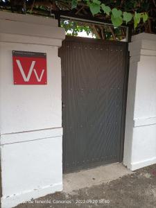 a gate with a sign on the side of a fence at Schöne Wohnung in Puerto de la Cruz mit Garten. in Puerto de la Cruz