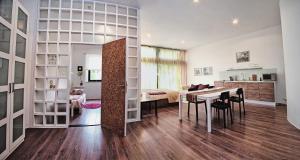 ein Wohnzimmer mit einem Tisch und einem Esszimmer in der Unterkunft Apartment Breeze in Bratislava