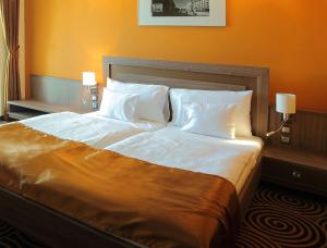 Posteľ alebo postele v izbe v ubytovaní Sándor Hotel