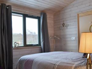 - une chambre avec un lit et une fenêtre dans l'établissement Cruachan, à Etteridge