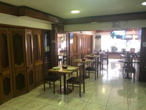 een eetkamer met tafels en stoelen in een restaurant bij Hotel Ancla Inn in Antofagasta