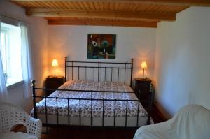 1 dormitorio con 1 cama negra y 2 lámparas en Kastanjegården på Stenshuvud en Kivik