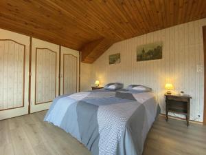 een slaapkamer met een bed en een houten plafond bij Maison Bolbec 