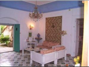 ein Wohnzimmer mit einem Sofa und einem Tisch in der Unterkunft Palazzo Caracciolo in Gerace