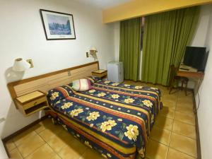 een hotelkamer met een bed en een bureau bij Hotel Ancla Inn in Antofagasta