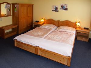 Ein Bett oder Betten in einem Zimmer der Unterkunft Hotel Grüner Baum