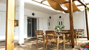 a dining room with a table and chairs at Smaragdi Studios in Pefkari