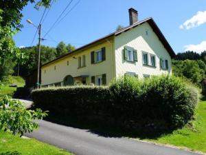 a house with a hedge in front of a street at Gîte Ban-sur-Meurthe-Clefcy, 5 pièces, 9 personnes - FR-1-589-6 in Ban-sur-Meurthe-Clefcy