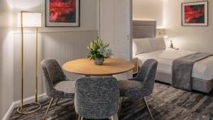 ゴールドコーストにあるインターコンチネンタル サンクチュアリ コーブ リゾートのテーブル、椅子、ベッドが備わる客室です。