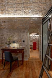 una oficina con escritorio y silla en una habitación en Il Quinto Elemento - Residence Of Charme, en Ostuni