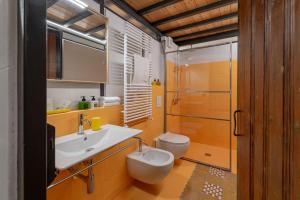 een badkamer met een wastafel, een toilet en een douche bij Il Quinto Elemento - Residence Of Charme in Ostuni