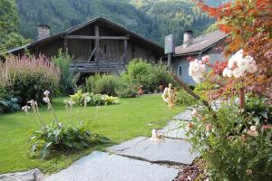 A garden outside Aparthotel Garni Haus Hubertus