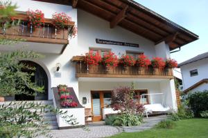A garden outside Aparthotel Garni Haus Hubertus