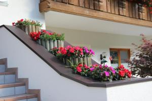 A garden outside Aparthotel Garni Haus Hubertus