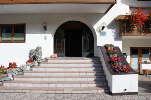 The facade or entrance of Aparthotel Garni Haus Hubertus