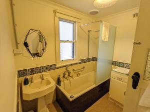 y baño con bañera, lavamanos y bañera. en The F Project Residence - whole house en Warrnambool